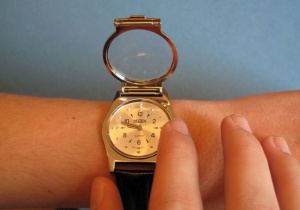 Zegarek brajlowski na ręku